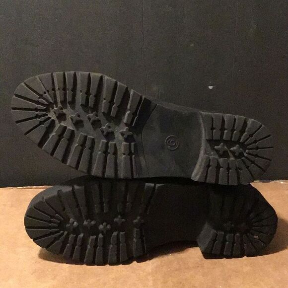 Like new boots, combat style by universal thread, size 6 - Picture 4 of 9